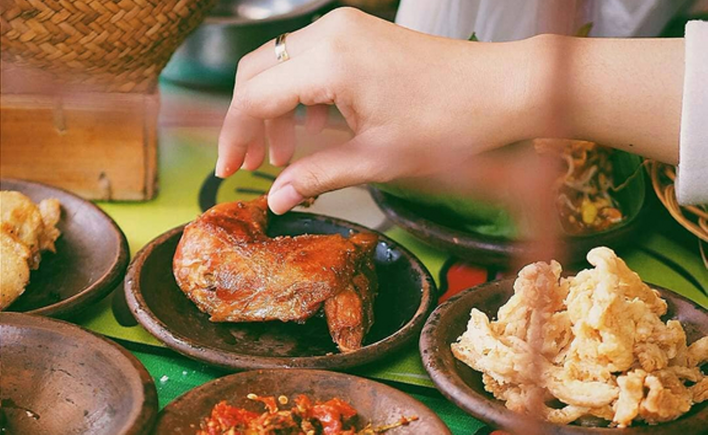 Makan Malam di Pinggir Pantai: Warung Lesehan Bu Supri yang Selalu Menyapa